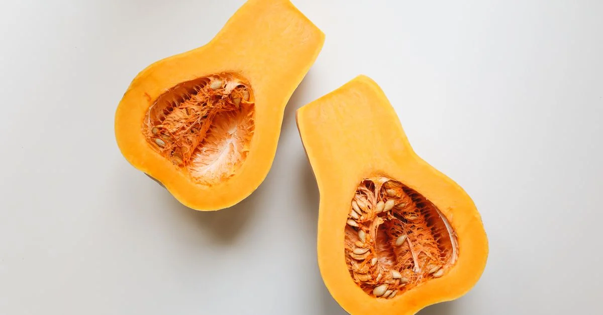 Image de haute qualité de courge butternut tranchée mettant en valeur les graines et la texture pour des usages culinaires.