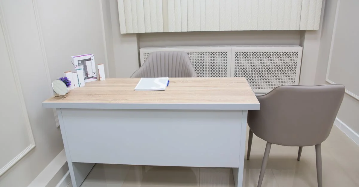 Bureau médical propre et organisé avec des chaises et du matériel, parfait pour les environnements de santé.