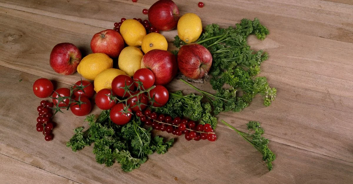 Un assortiment vibrant de fruits et légumes sur une surface en bois. Vue de dessus, lumineux et frais.