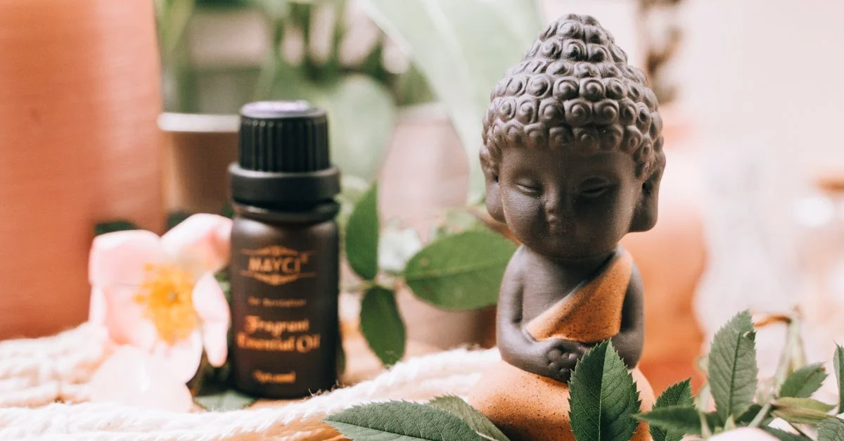 Une statue apaisante de Bouddha au milieu de fleurs et d'huile essentielle, idéale pour des environnements de détente.