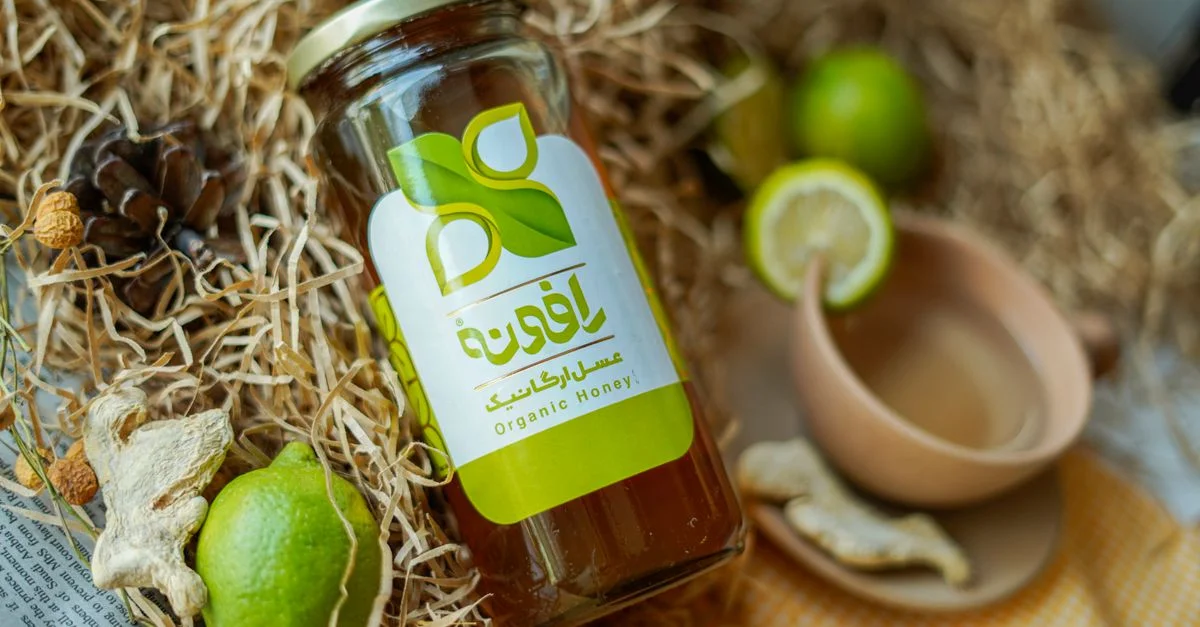 Gros plan sur un pot de miel bio avec de la lime séchée et des éléments naturels pour une sensation authentique.