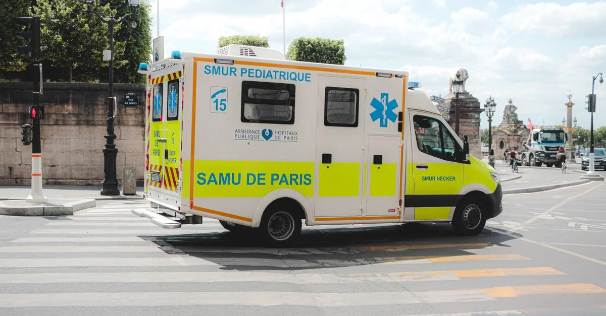 Ambulance pédiatrique naviguant dans les rues de Paris, mettant en avant les services de santé d'urgence.