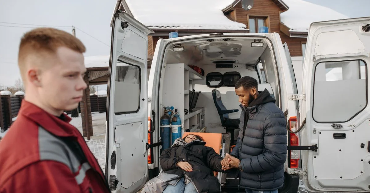 Des paramédics assistent un patient à l'extérieur d'une ambulance pendant une urgence.