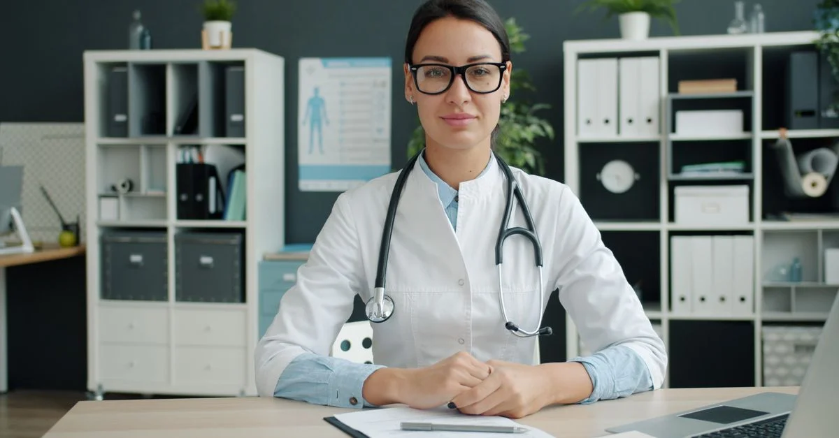 Une femme médecin professionnelle est assise avec assurance dans un cabinet moderne.
