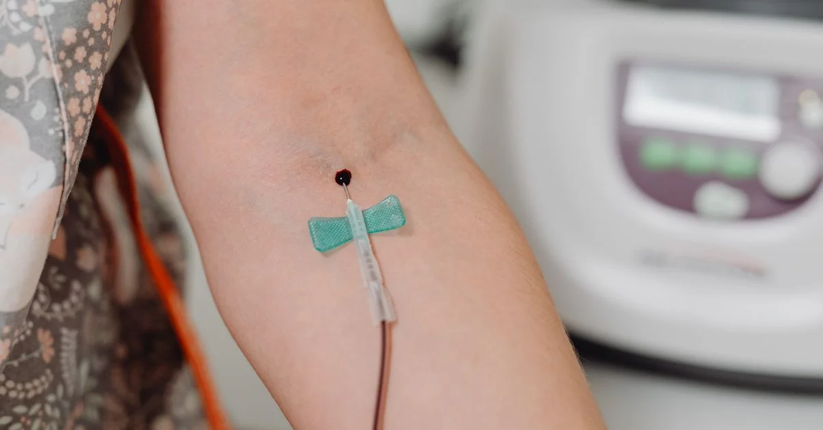 Image en gros plan détaillée du sang prélevé avec une aiguille, adaptée aux contextes médicaux.