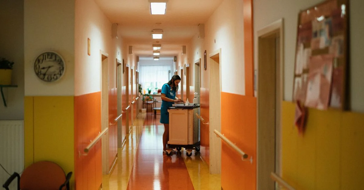 Une infirmière effectuant ses tâches dans un couloir d'hôpital coloré à Karviná, République tchèque.