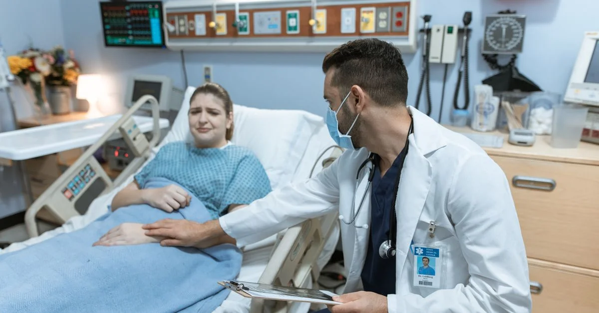 Un médecin réconforte un patient malade dans une chambre d'hôpital, incarnant soin et compassion.