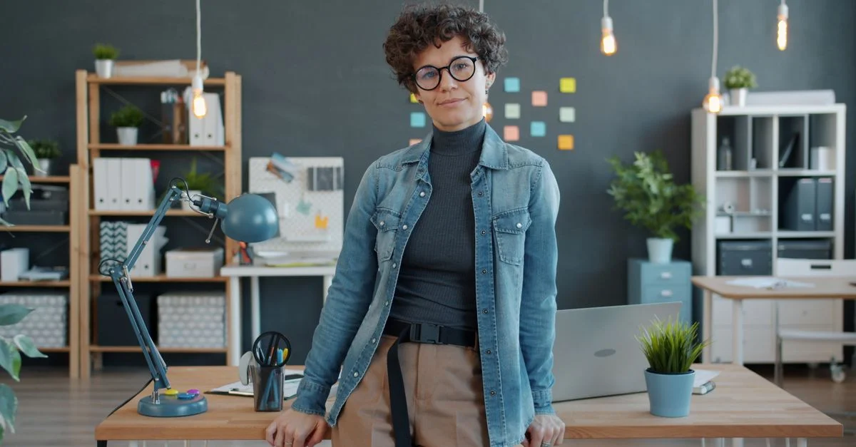 Personne sûre d'elle dans un bureau moderne avec des plantes et de la papeterie.