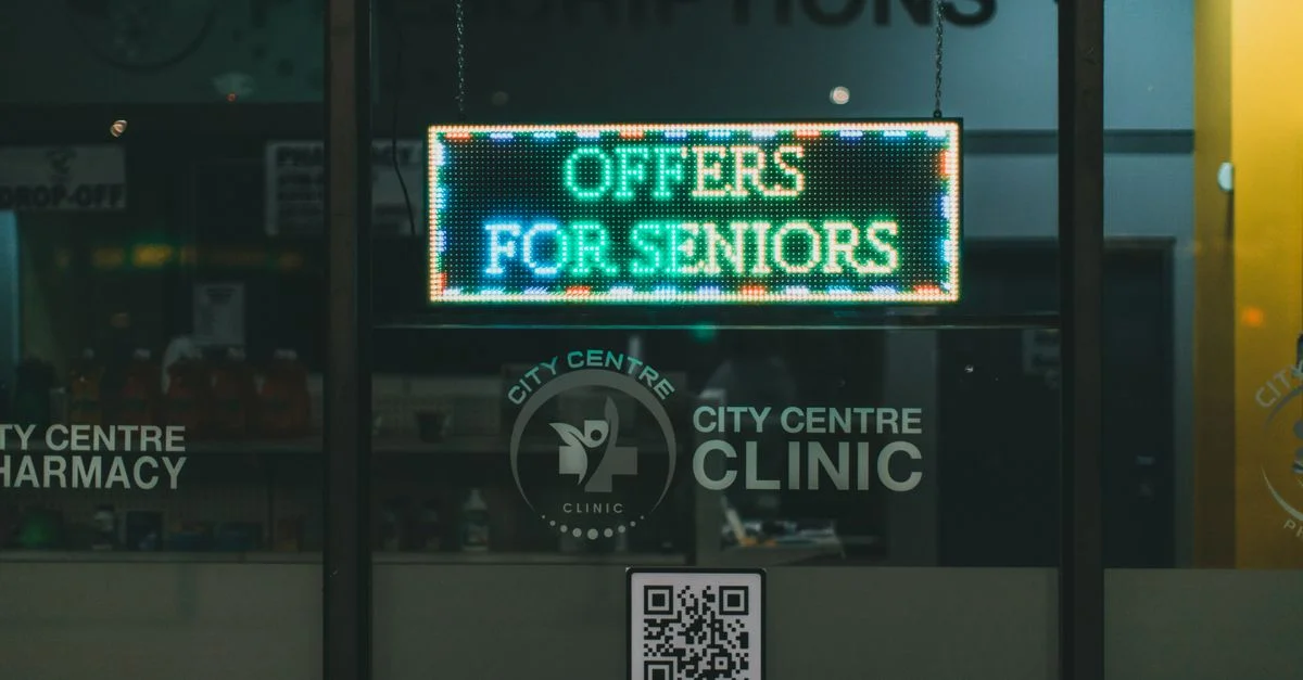 La pharmacie du centre-ville propose des offres pour les seniors affichées sur une signalisation éclairée, encourageant les visites sans rendez-vous.