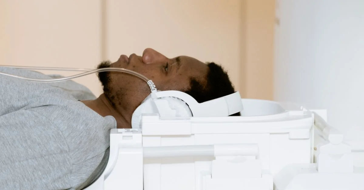 Un patient est allongé dans un scanner IRM pour un examen médical à l'intérieur.