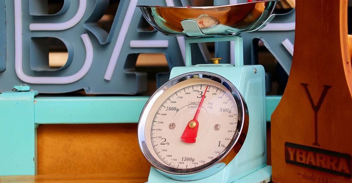 Gros plan sur une balance de cuisine vintage bleue avec des fruits dans un cadre moderne.