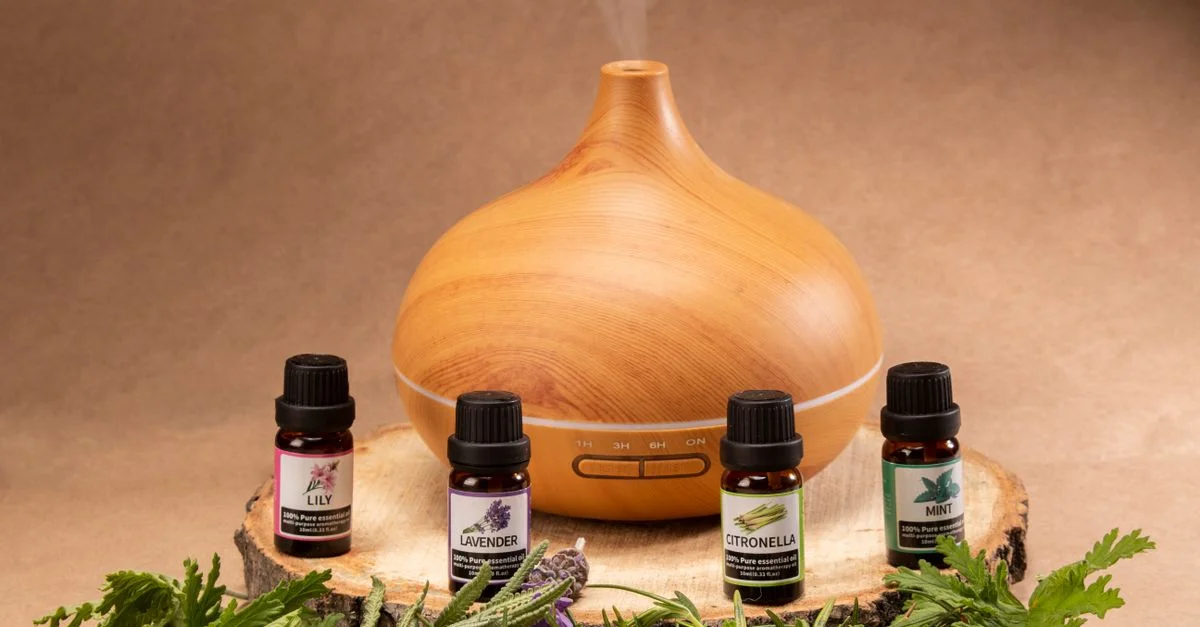Diffuseur en bois avec huiles essentielles, parfait pour la détente et les besoins en aromathérapie.