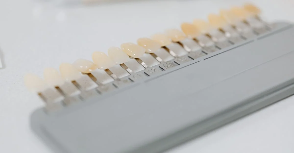 Image en gros plan d'un guide de tons dentaires affichant diverses options de couleur de dents.