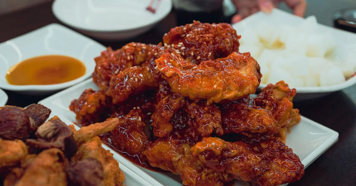 Gros plan de poulet frit coréen épicé avec accompagnements sur une table à manger à Suwon-si, Corée du Sud.
