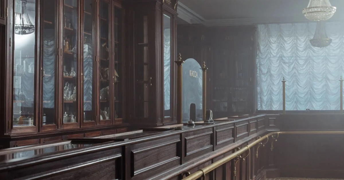 Intérieur de pharmacie historique avec des cabinets en bois et des comptoirs vintage.