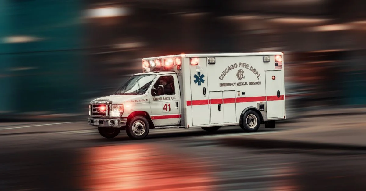 Capture dynamique d'une ambulance du service d'incendie de Chicago traversant les rues de la ville.