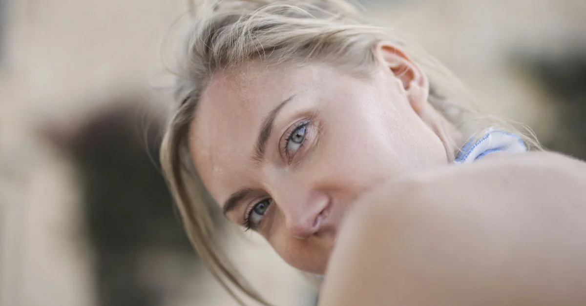 Un portrait serein d'une femme en extérieur à Mgarr, Malte, mettant en avant la beauté naturelle et le calme.