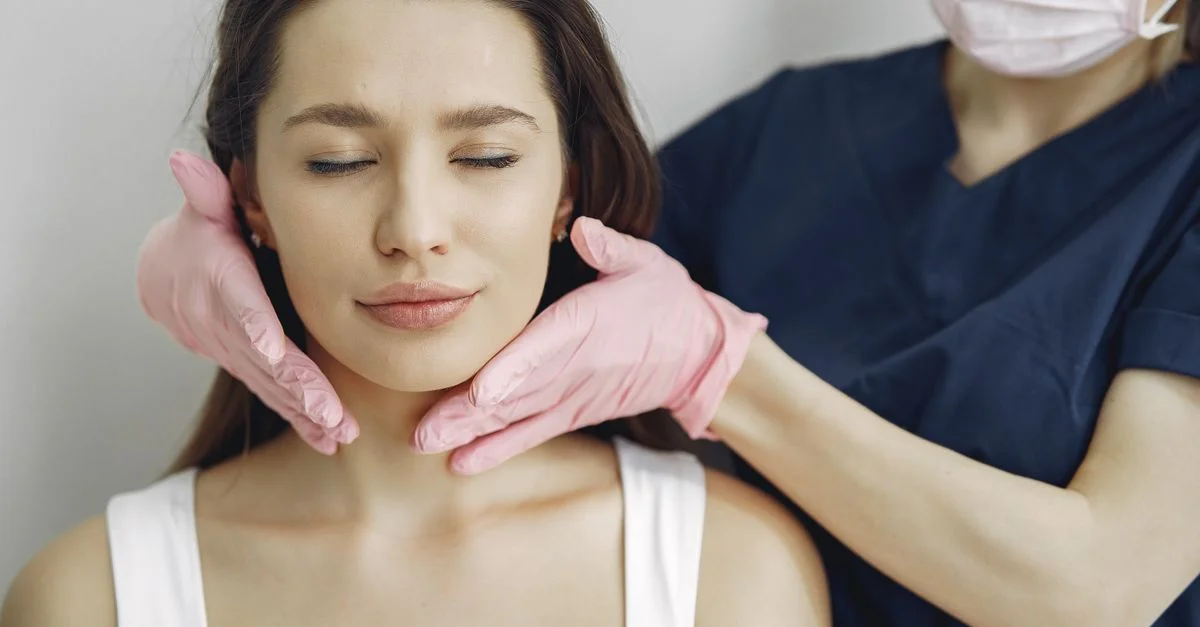 Une esthéticienne offre un soin du visage relaxant à une femme dans un spa, améliorant sa beauté et sa routine de soins de la peau.