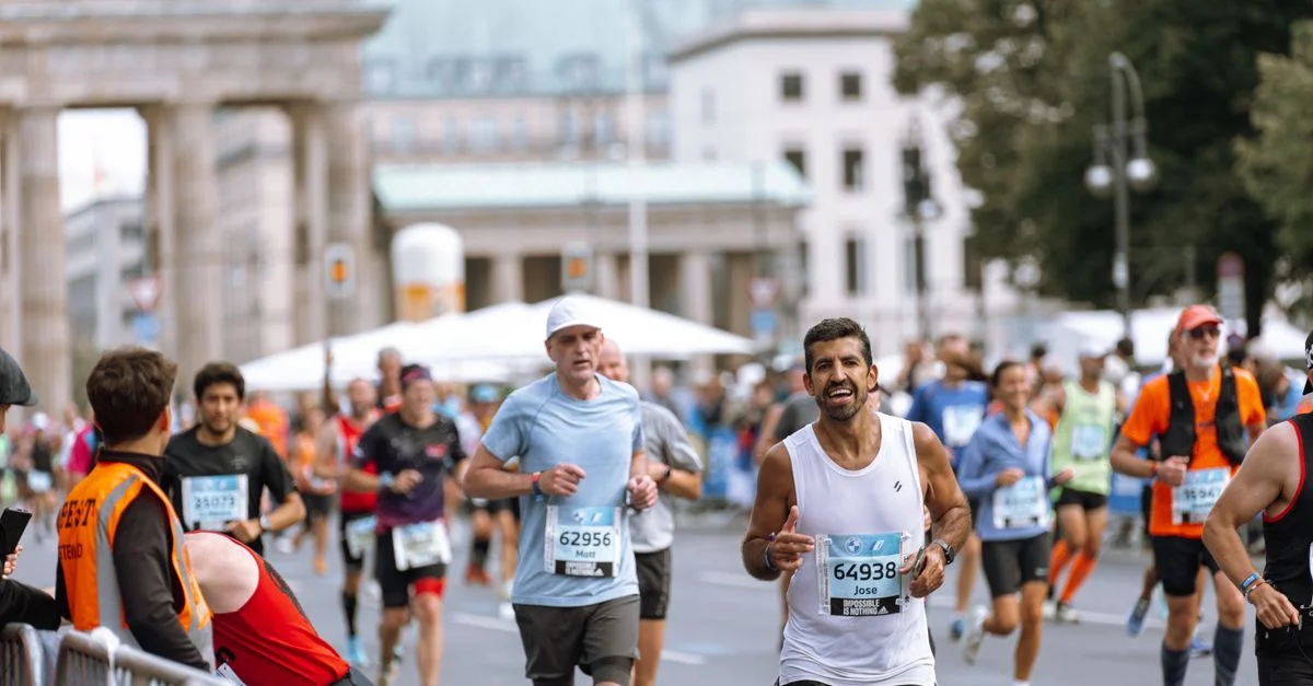Les coureurs franchissent la ligne d'arrivée du marathon de Berlin, démontrant ainsi leur détermination athlétique.
