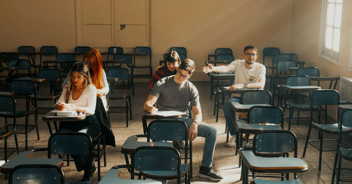 Des étudiants sont assis à des bureaux en train de passer un examen dans une salle de classe universitaire à Buenos Aires, en Argentine.