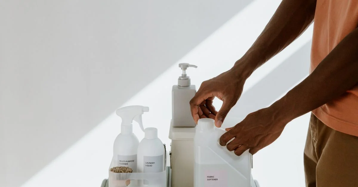 Homme arrangeant des produits de nettoyage sur une étagère, mettant en avant la propreté et l'organisation.