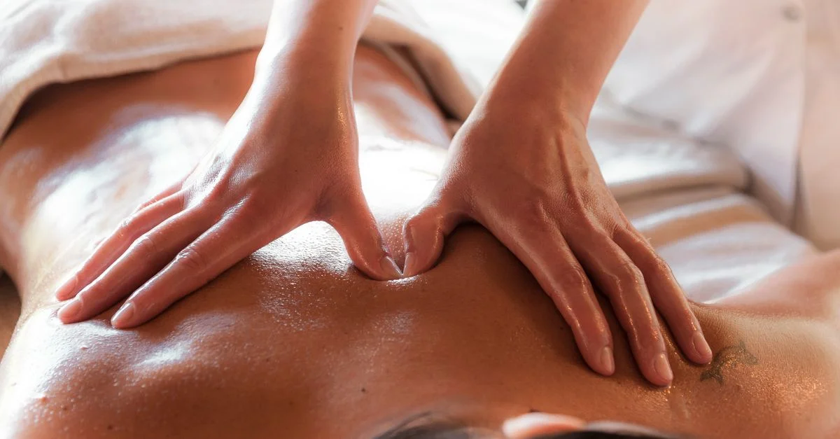 Gros plan sur une séance de massage relaxante, axée sur le traitement du dos dans un spa.