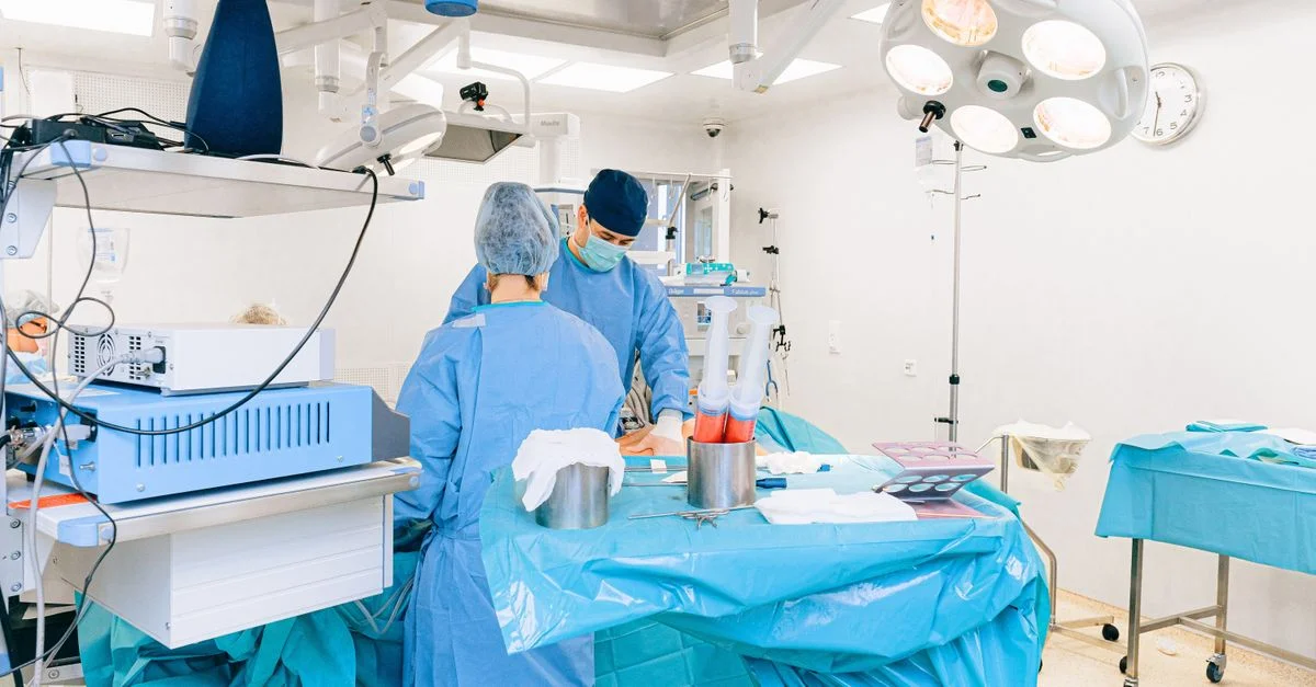 Chirurgiens dans une salle d'opération effectuant des interventions médicales avec précision et soin.