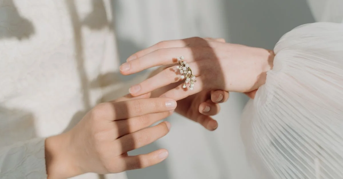 Gros plan d'une mariée portant une bague pendant la cérémonie de mariage, éclairée par une douce lumière naturelle.