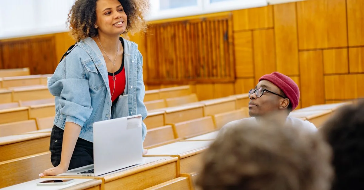 Des étudiants participant activement à un cours universitaire, s'engageant dans des discussions et des études.