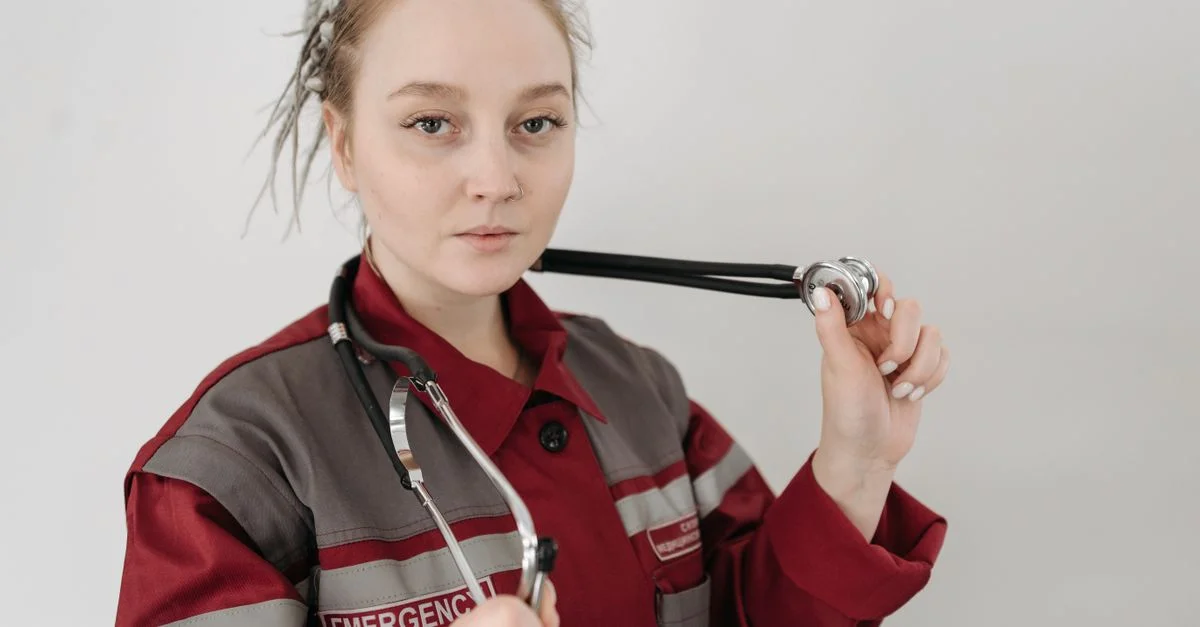 Portrait d'une EMT femme tenant un stéthoscope, transmettant le professionnalisme dans les services d'urgence médicale.