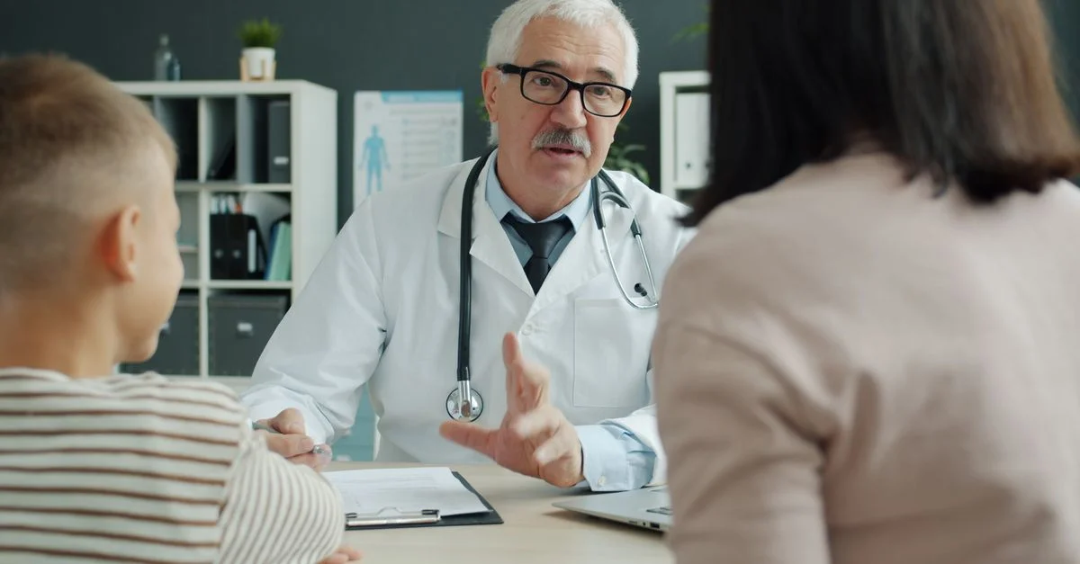 Le médecin discute avec la famille lors d'une consultation médicale. Cadre de soins de santé professionnel.