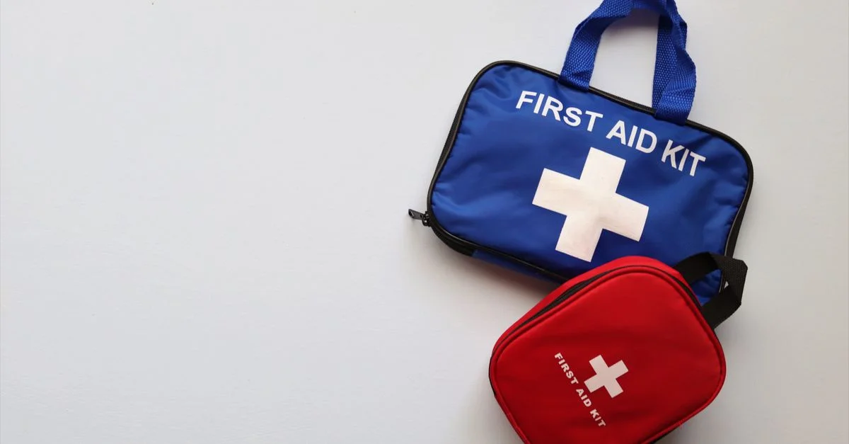 Deux trousses de premiers secours sur un fond blanc avec beaucoup d'espace pour le texte.