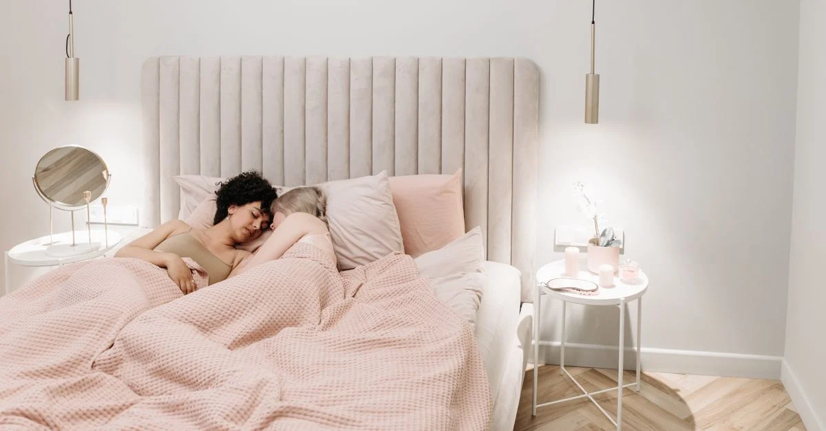 Une scène émouvante d'un couple blotti sous une literie douce dans une chambre moderne élégante.