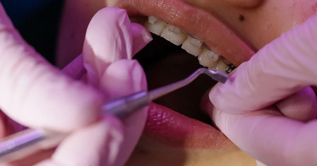 Un dentiste examine attentivement les appareils orthodontiques pendant une intervention dentaire.