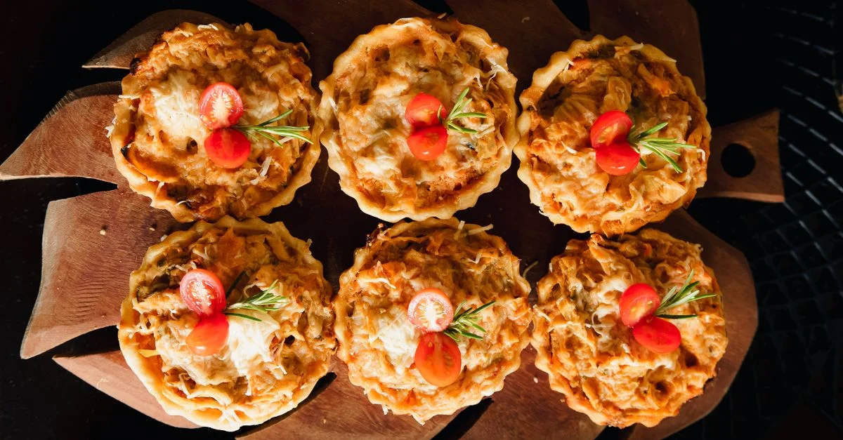 Savourez la saveur des tartelettes au poulet fraîchement cuites garnies de tomates cerises et de romarin.