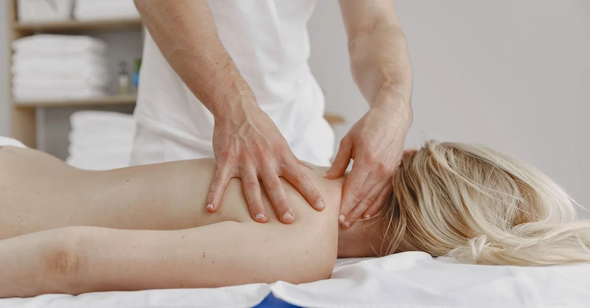 Une séance de massage tranquille axée sur la détente et le bien-être, mettant en avant une femme recevant un massage du dos.