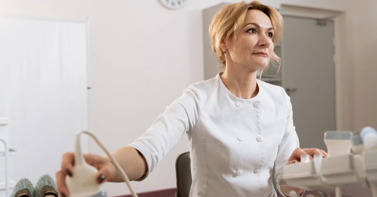 Une médecin femme effectuant une échographie dans une clinique médicale.