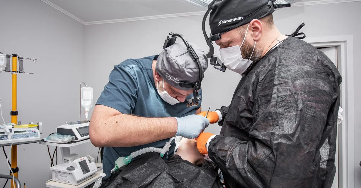 Deux chirurgiens se concentrent sur une opération délicate dans une salle d'opération d'hôpital à Kyiv.