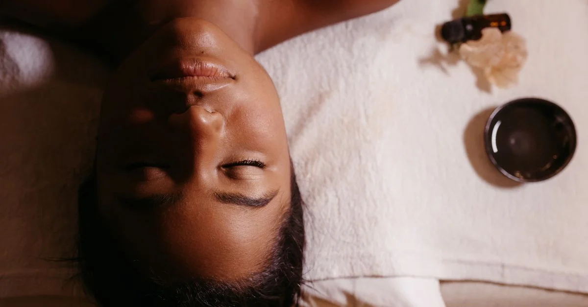 Massage de spa serein avec une femme se relaxant et des huiles essentielles, favorisant le bien-être et la tranquillité.
