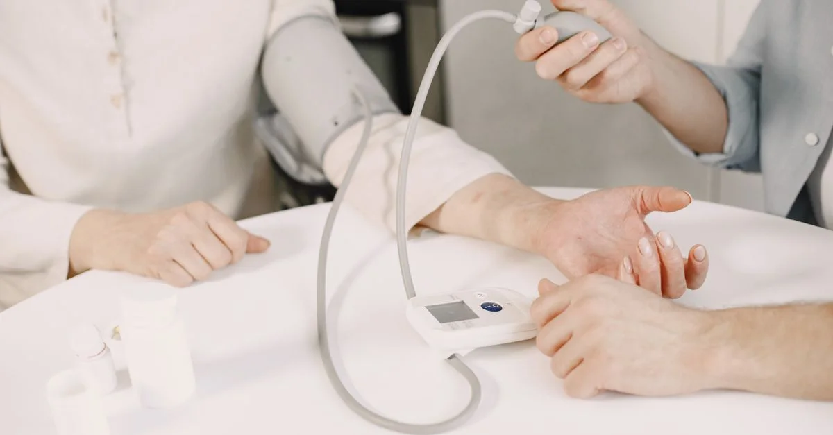 Gros plan de la mesure de la pression artérielle à domicile mettant en avant l'équipement de santé.