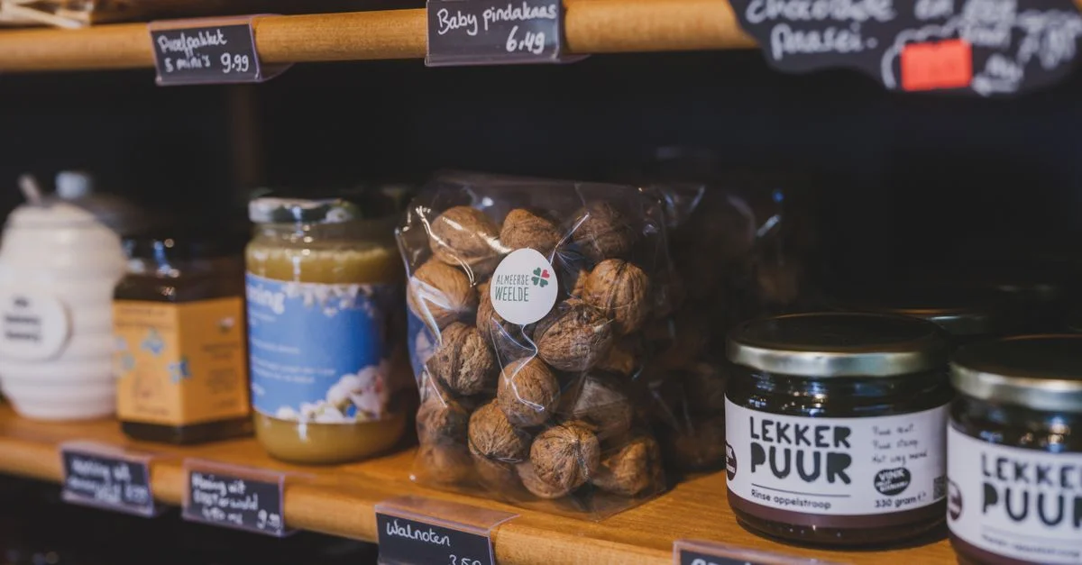 Découvrez un magasin néerlandais animé à Almere avec des produits alimentaires locaux comme des noix, du miel et des confitures.