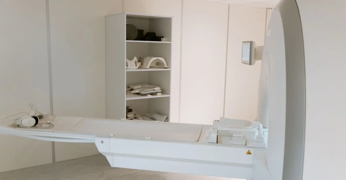 Une machine de scanner CT moderne dans une salle d'imagerie d'hôpital, prête pour l'examen du patient.