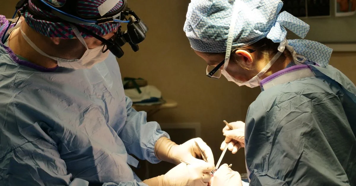 Des chirurgiens expérimentés réalisent une opération délicate dans un environnement hospitalier stérile avec précision et concentration.