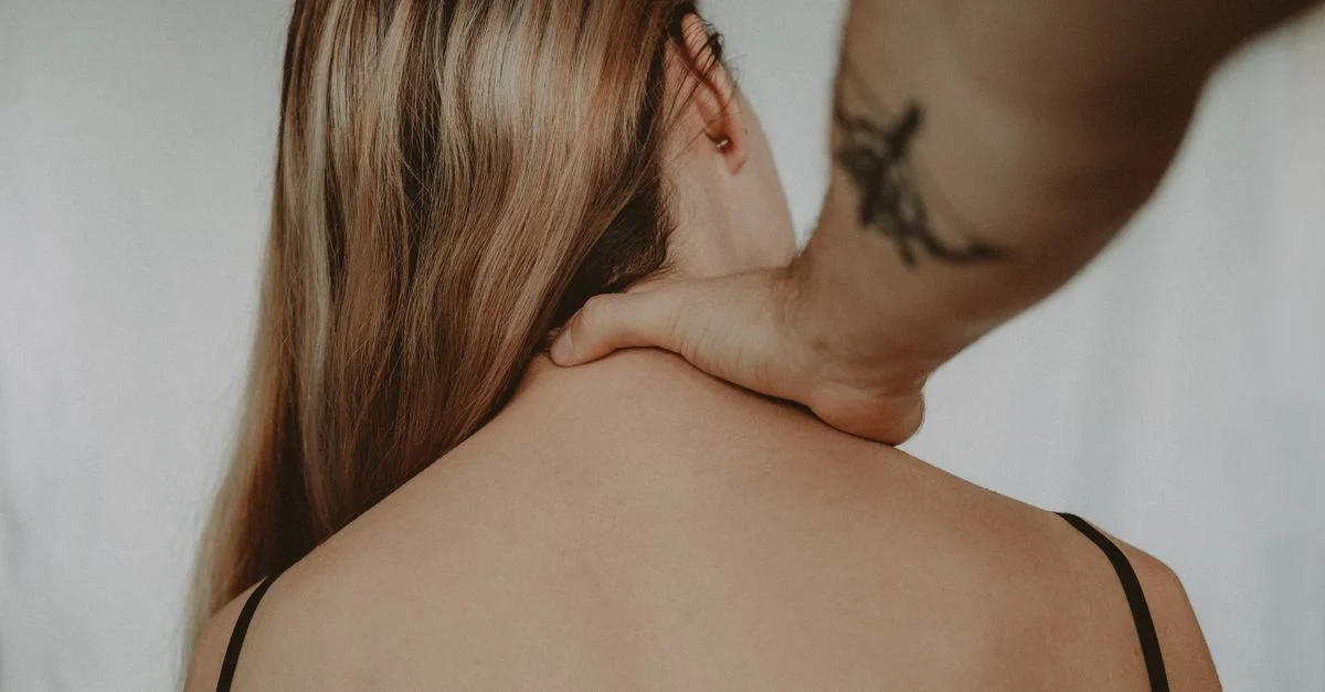 Une séance de massage apaisant du cou évoque la détente et le bien-être.