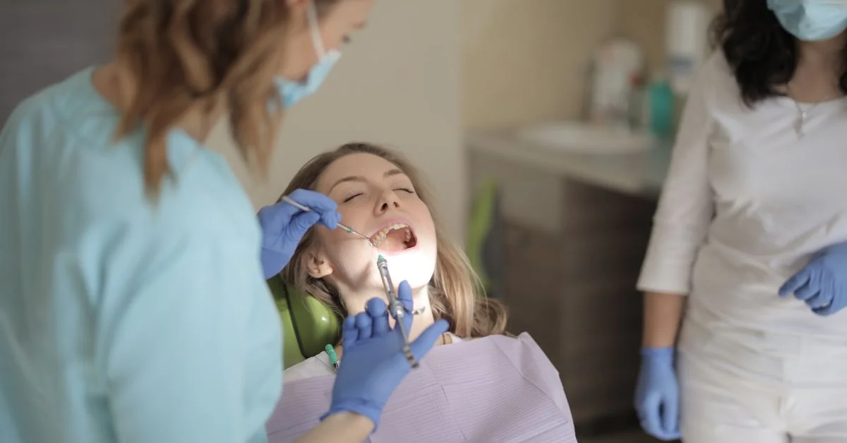Un dentiste examine les dents d'un patient dans une clinique dentaire moderne.