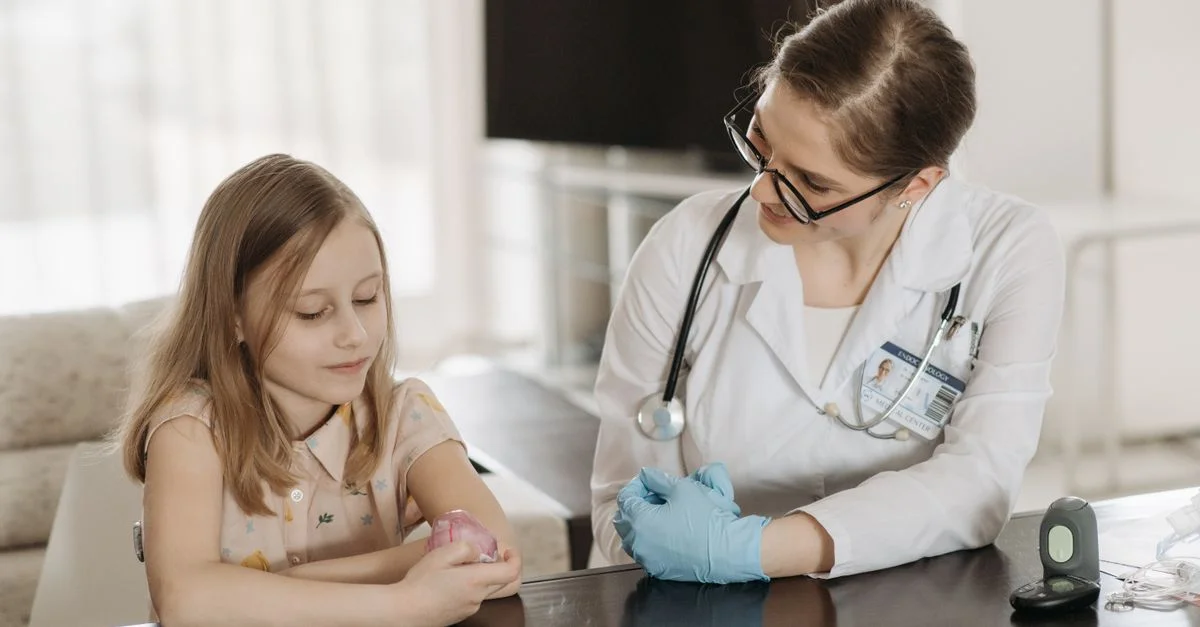 Un médecin et une jeune fille lors d'un examen pédiatrique, favorisant les soins de santé et la confiance.