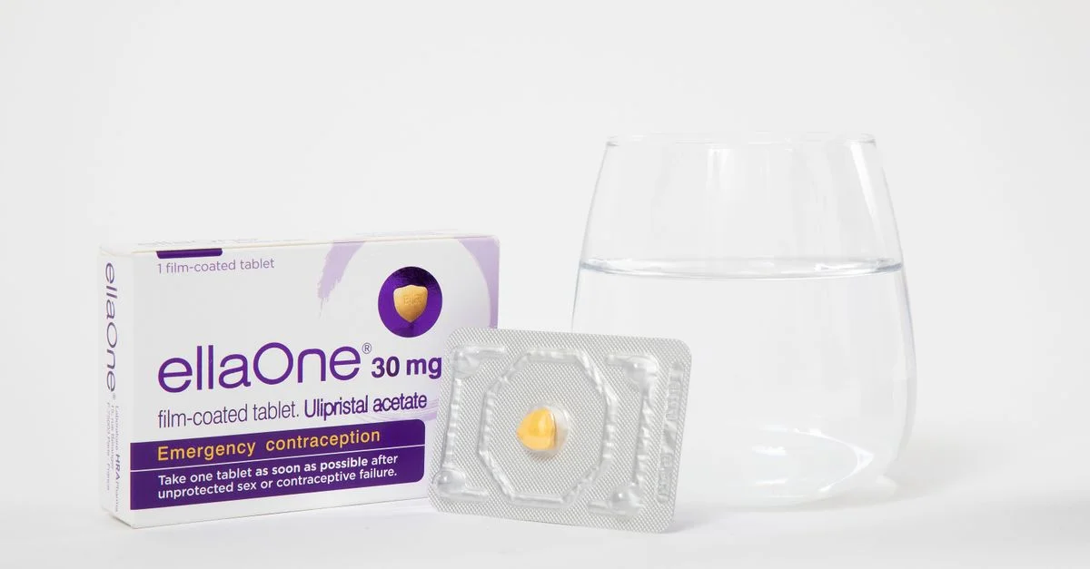 Une image de la pilule de contraception d'urgence EllaOne avec un verre d'eau à l'intérieur.