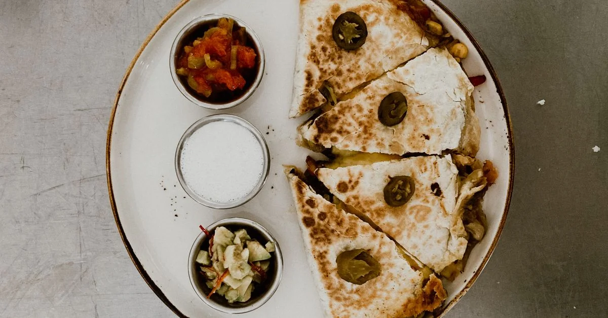 délicieuse quesadilla avec salsa et dips sur une assiette blanche, parfaite pour les amateurs de nourriture.