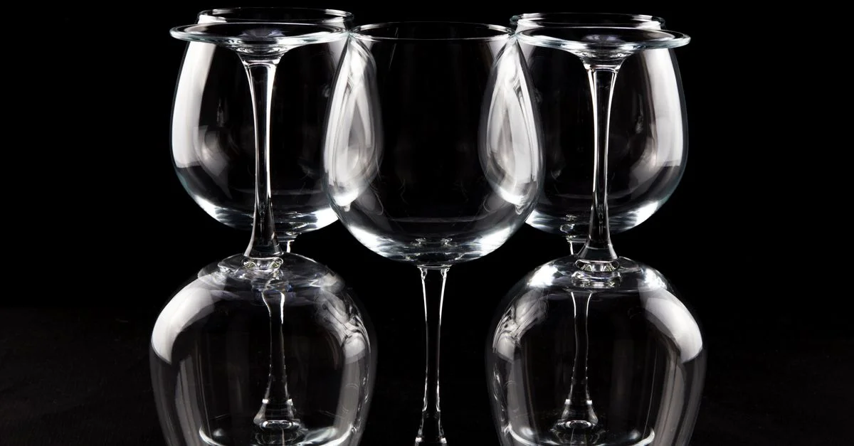 Un agencement raffiné de verres à vin, magnifiquement mis en valeur sur un fond noir.