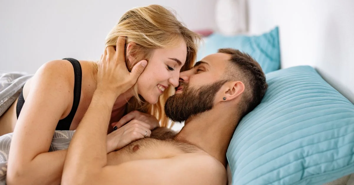 Un couple amoureux partage un moment tendre ensemble dans une chambre douillette.